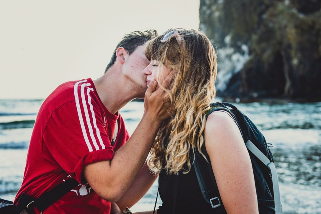 A gente até estranha quando o amor é calmo, mas não deveria